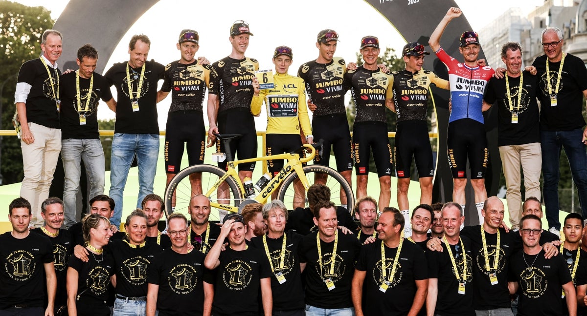 El Jumbo-Visma celebrando su Tour de Francia 2023.