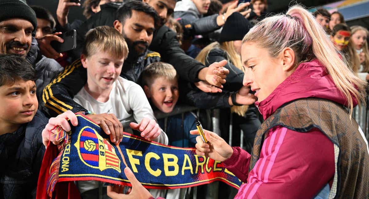 Alexia Putellas firma una bufanda del Barça en un partido del pasado Mundial. /Getty