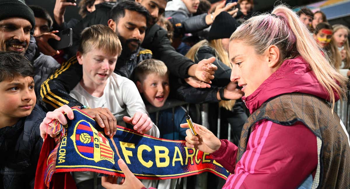 Alexia Putellas firma una bufanda del Barça en un partido del pasado Mundial.
