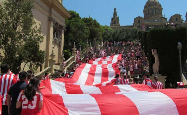 La bandera gigante del Athletic entrando en el Athletic Hiria de Plaza España. Cedida