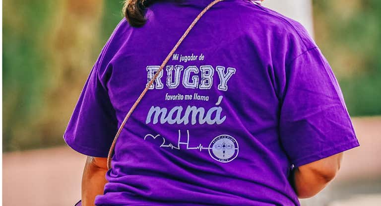 Madre con camiseta Escuela Miguel Gutiérrez del CAU Madrid.