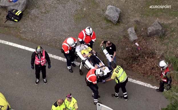 Vingegaard, evacuado en camilla tras la grave caída. Eurosport