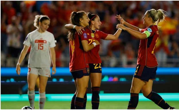 Inma Gabarro, Athenea y Alexia celebrando un gol.  REUTERS