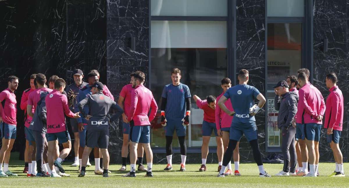 Los jugadores charlan junto al cuerpo técnico antes de un entrenamiento de esta semana en Lezama./EFE