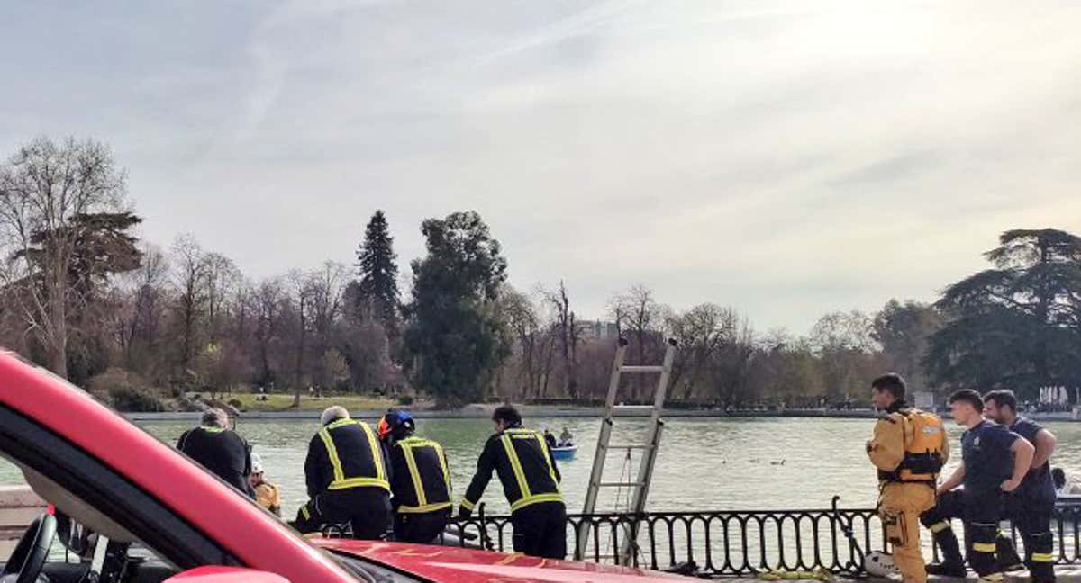 Bomberos rescatando la tapa en El Retiro. /A.V. Retiro Norte