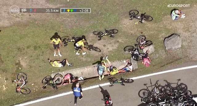Grave y preocupante caída de Vingegaard, Evenepoel y Roglic en la Itzulia