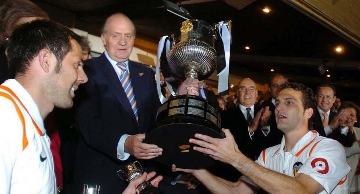 Baraja y Marchena reciben la Copa en 2008 de manos del antiguo monarca de la nación, Don Juan Carlos. /Valencia C.F