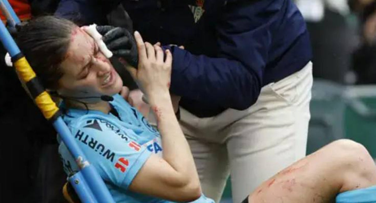 Guadalupe Porras, tras el impacto con un cámara en el Villamarín.