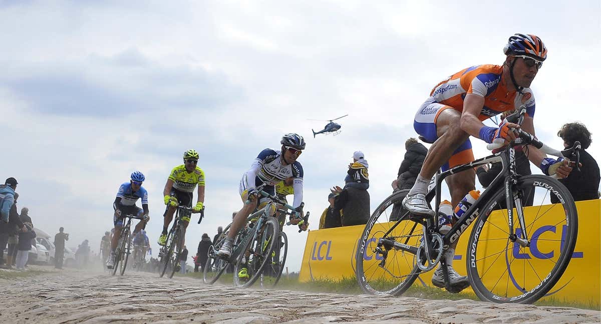 Pelotón de ciclistas durante la clásica París-Roubaix. /EFE/Nicolas Bouvy