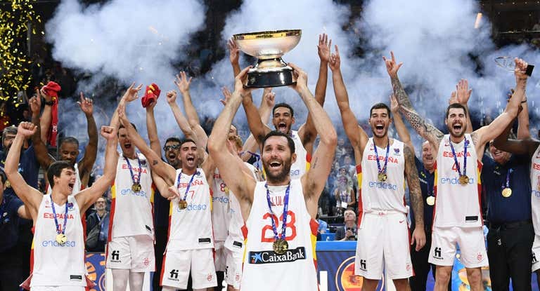 Rudy Fernández levantando la copa de campeones.
