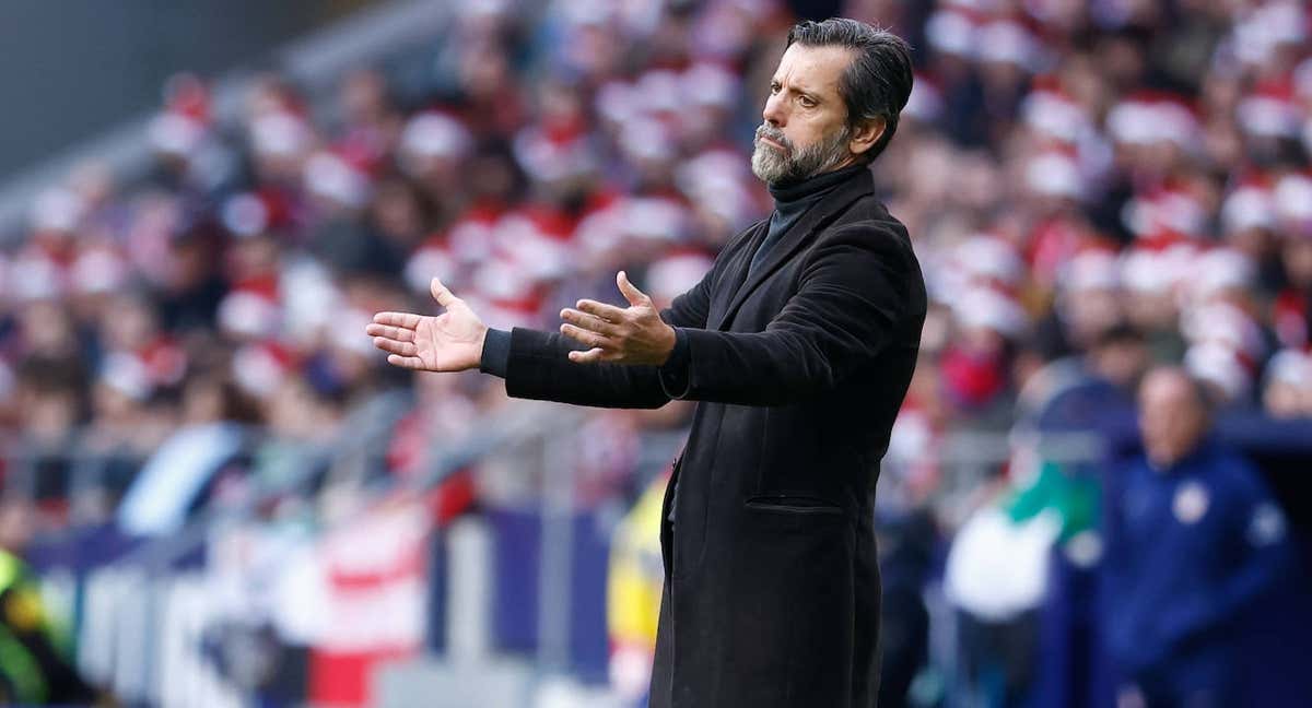 Quique Sánchez Flores, da instrucciones en un partido del Sevilla./ABC