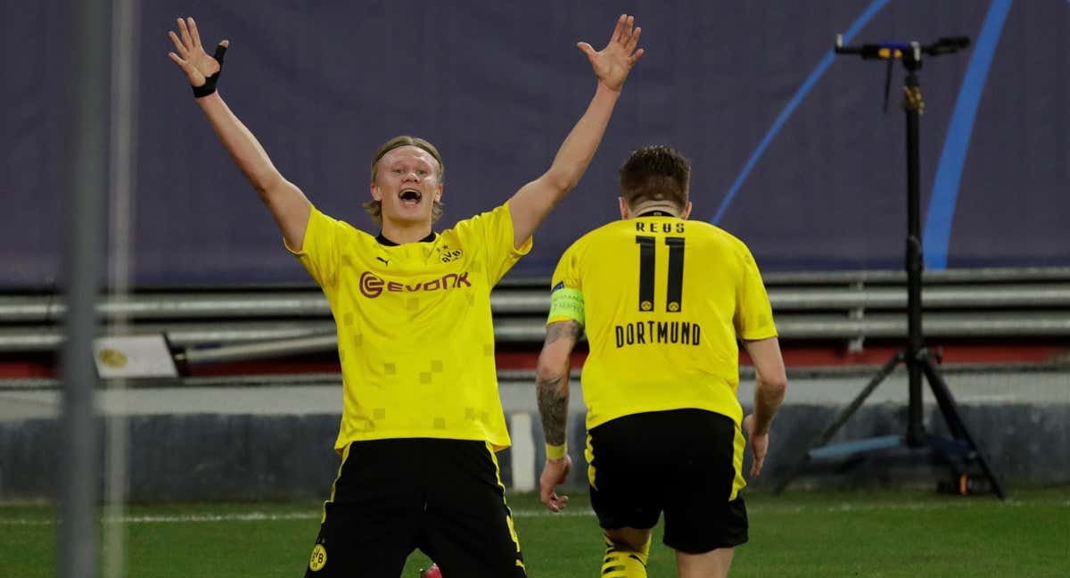 Marco Reus celebrando un tanto con Erling Haaland. /EFE