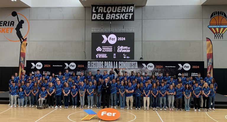 Juan Roig junto a los deportistas amparados por el Proyecto FER.