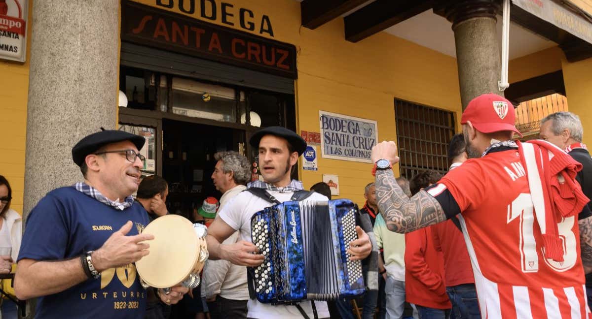 Aficionados rojiblancos animan la previa con música y bailes en el centro de Sevilla./EFE