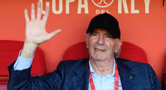 El verdadero ídolo en Sevilla tiene 81 años, vive pegado a Valverde y sigue siendo «cojonudo»