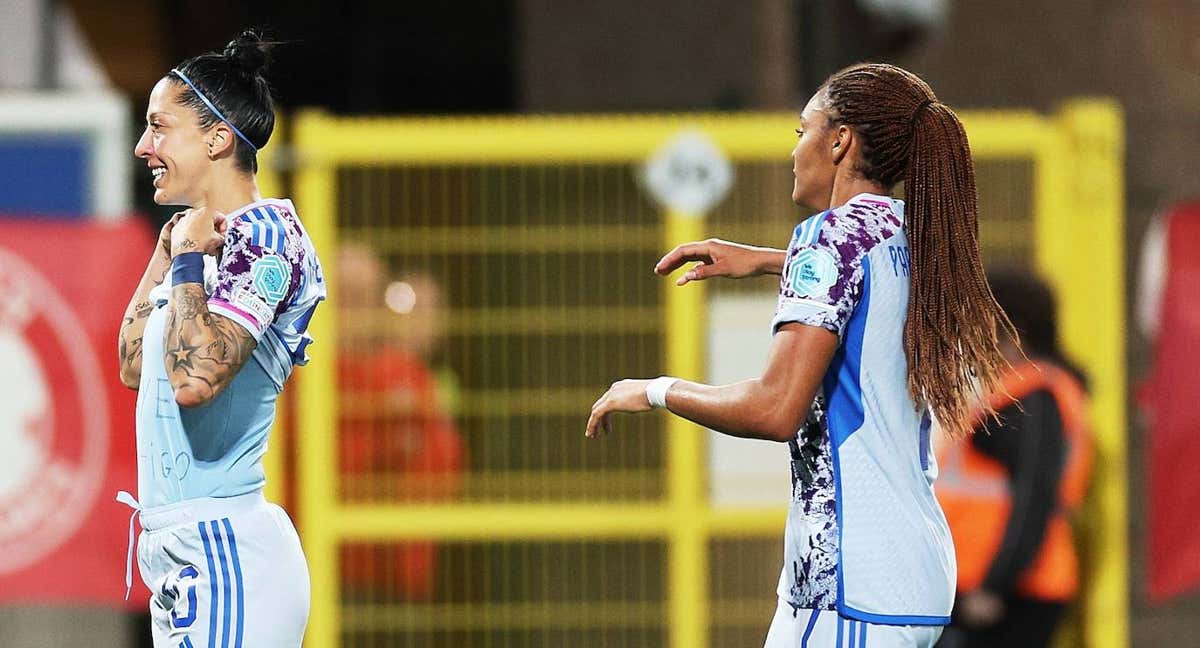 Jenni Hermoso muestra la dedicatoria de su camiseta. /@SEFutbolFem