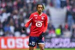 Así juega Leny Yoro, el central por el que se pelea media Europa y que recuerda a Varane