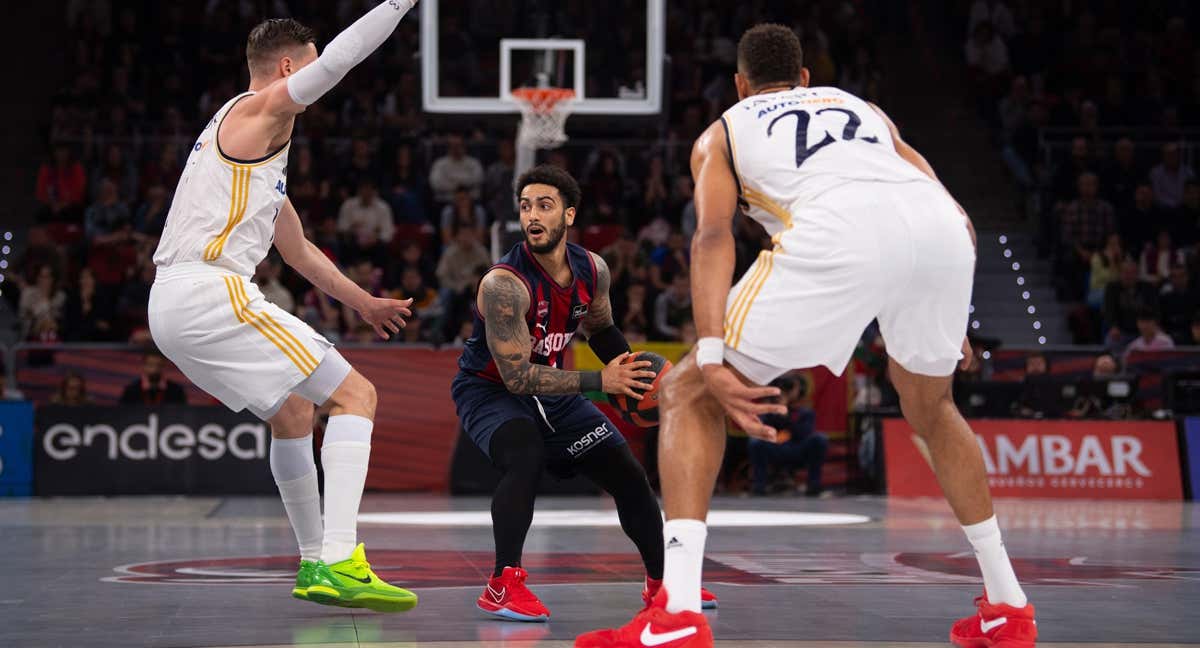 Markus Howard ante la defensa de Mario Hezonja y Edy Tavares/ ACB PHOTO