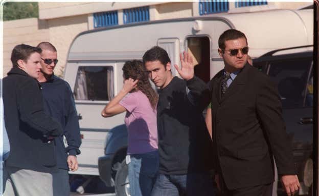 Raúl y Beckham (segundo por la izquierda) en un rodaje de un anuncio de Adidas en Almería en enero de 2001.  M. Manzano