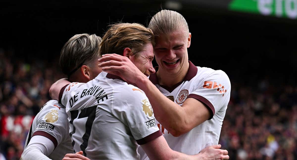 De Bruyne y Haaland celebran uno de los goles del partido.