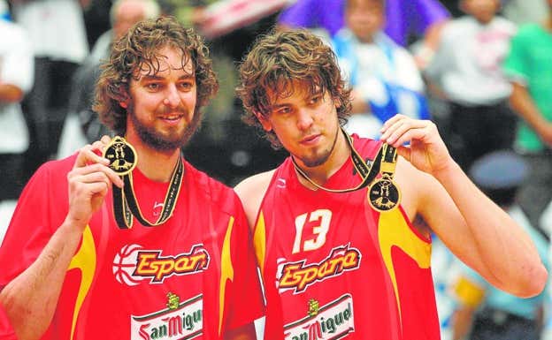Marc junto a su hermano Pau con el oro de Japón en 2006. Efe