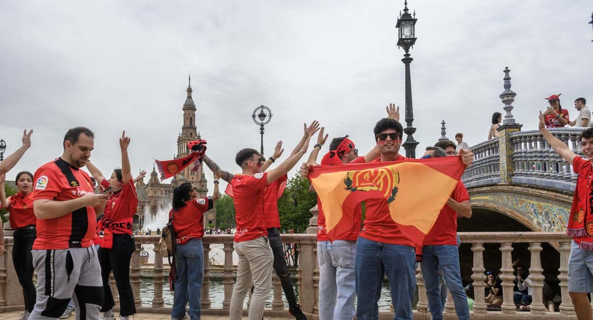 Algunos aficionados del Mallorca en Sevilla. /EFE