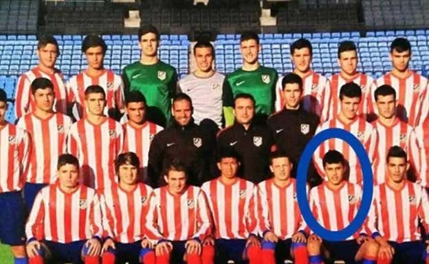 Armando de la Morena, en el centro entre los tres técnicos con chándal, dirigió a Rodri en la cantera del Atlético.  CEDIDA