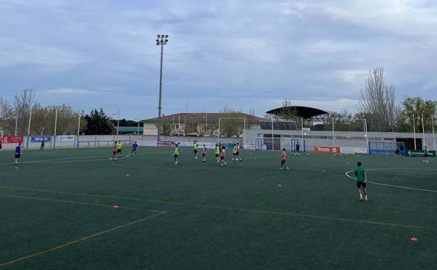 El Santiago Apóstol, campo de Villanueva de la Cañada en el que Rodri pegó sus primeras patadas.  RELEVO / MANU AMOR