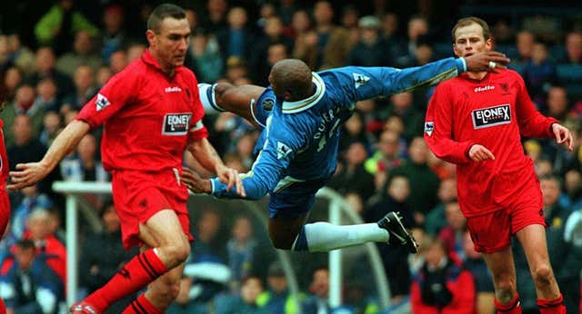 Vinnie Jones, el gran tipo duro de la Premier, narra su batalla contra el “monstruo” del alcohol: “Te pudre desde dentro”