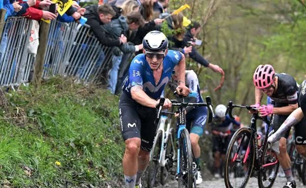 Iván García Cortina, a pie, sobre el pavé en Koppenberg.  GETTY IMAGES