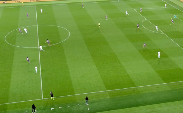 Imagen del FC Barcelona presionando al Girona, con el equipo partido en dos.  WYSCOUT