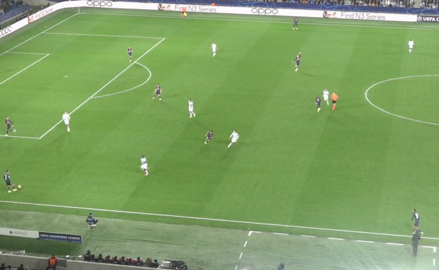 Imagen de la salida de balón del PSG en Anoeta, con Dembélé en la punta del rombo atrayendo a Zubimendi y dejando completamente solo a Fabián a su espalda.  WYSCOUT