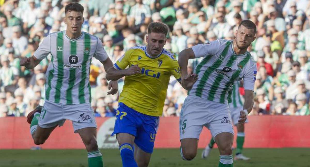 Robert Navarro, durante el Betis-Cádiz./EFE/ José Manuel Vidal