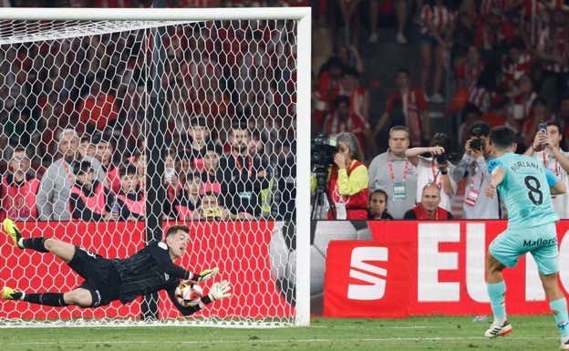Julen detiene el penalti de Morlanes para comenzar a ganar la final. AFP