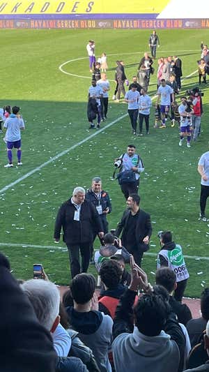 Arda Turan y su primer éxito como entrenador: asciende por primera vez a su club y el Galatasaray, atento a él