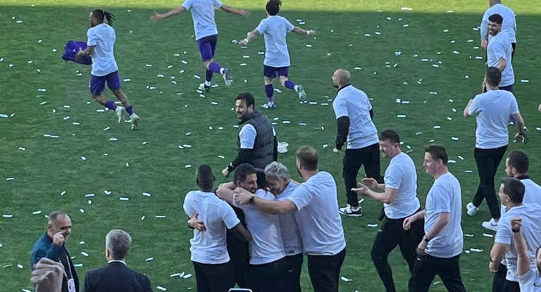Arda Turan celebra con su cuerpo técnico el ascenso.