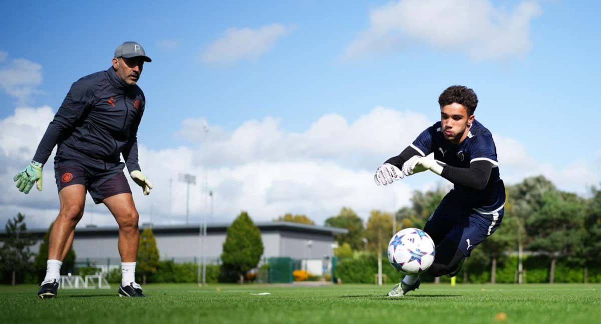 Imanol Etxeberria, en un entrenamiento con True Grant, portero del segundo equipo del Manchester City. /Relevo