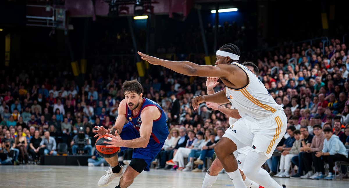 Laprovittola, defendido por Yabusele, durante el Clásico. /ACB PHOTO/S. GORDON