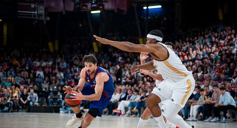 Laprovittola, defendido por Yabusele, durante el Clásico.
