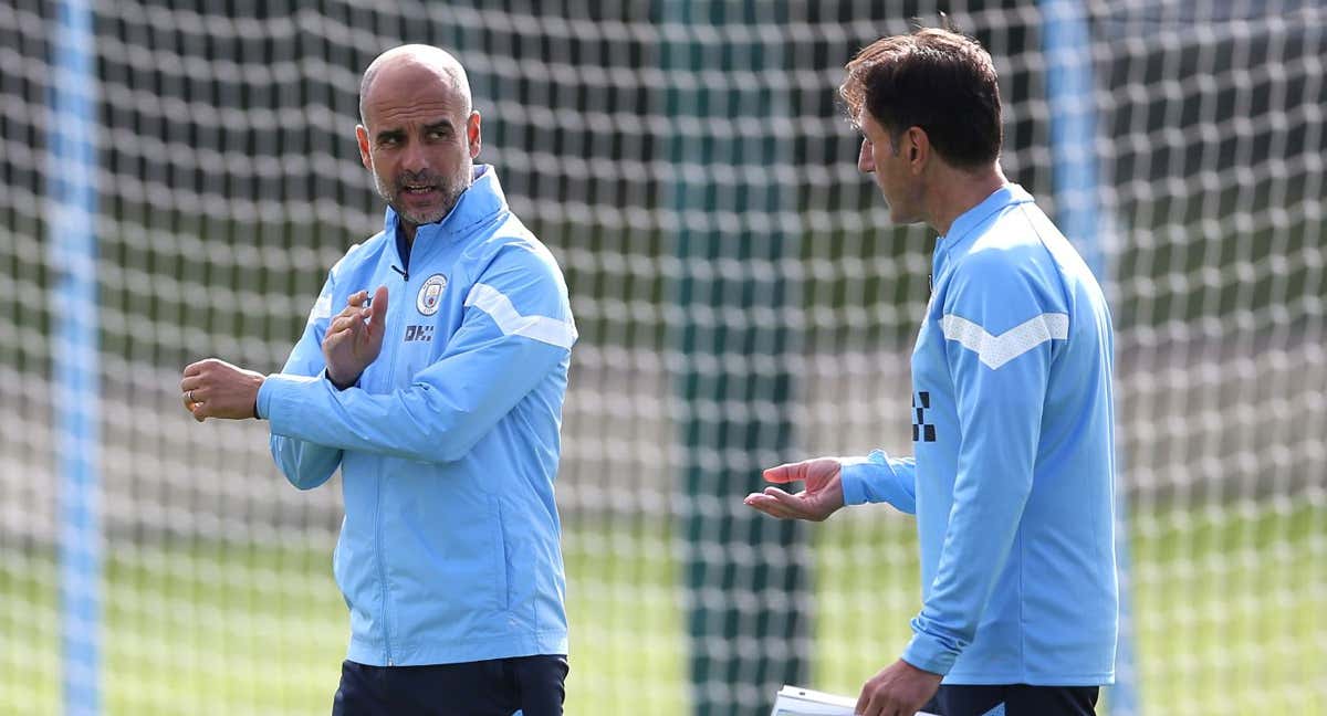 Pep Guardiola y Carles Planchart, esta temporada en un entrenamiento con el Manchester City. /GETTY