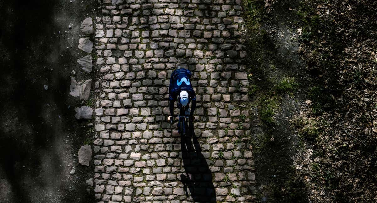 Un ciclista de Movistar Team reconoce uno de los sectores adoquinados de París-Roubaix. /ASO / PAULINE BALLET