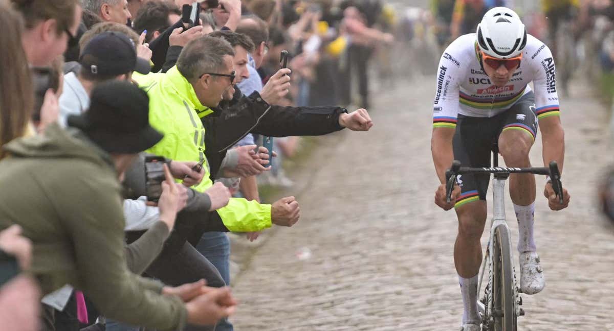 Mathieu van der Poel, durante el transcurso de la París-Roubaix 2024./AFP