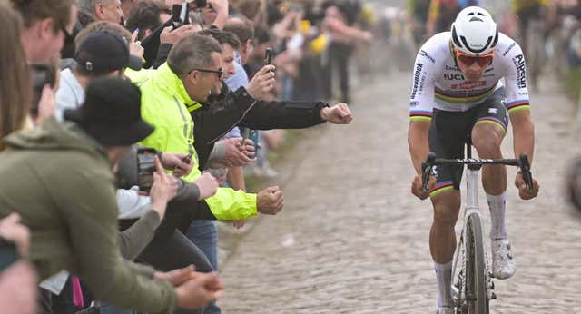 Van der Poel no tiene rival: victoria aplastante en la París-Roubaix tras exhibirse en Flandes