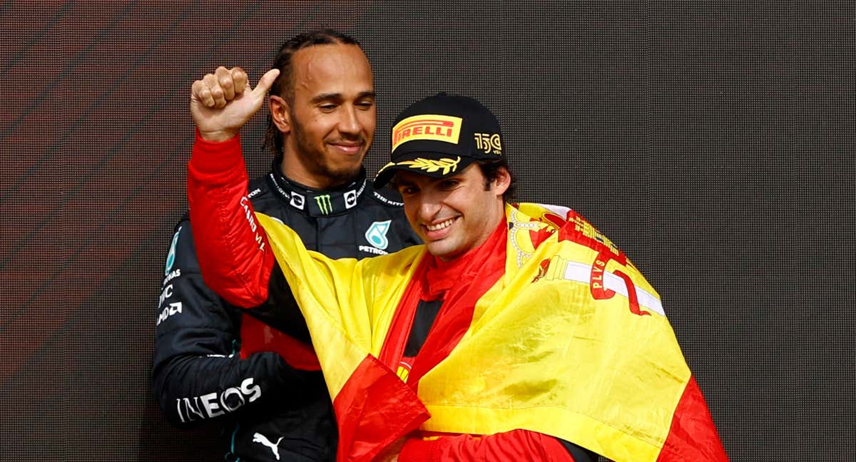 Carlos Sainz, celebrando frente a Lewis Hamilton. /REUTERS