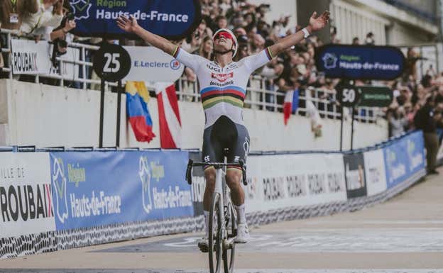 Mathieu Van der Poel celebra su victoria en París-Roubaix 2024.  ASO / PAULINE BALLET
