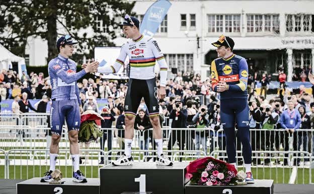 Mathieu Van der Poel saluda a su coequipier Jasper Philipsen en el podio de París-Roubaix.  ASO / PAULINE BALLET