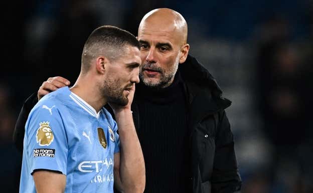 Guardiola da instrucciones a Kovacic.  AFP
