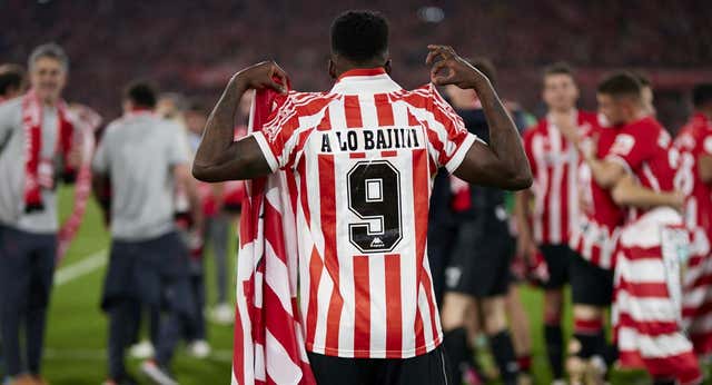 Iñaki convierte en icónica una camiseta y una gorra que surgieron tras eliminar al Atlético