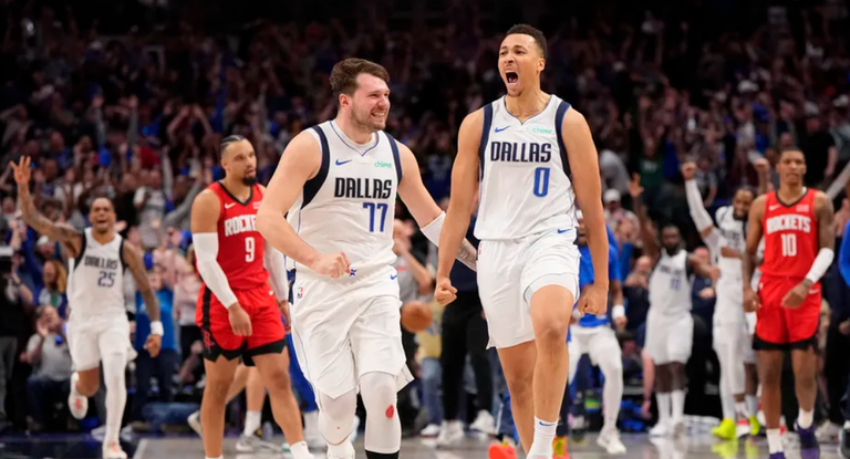 Dante Exum celebra con Luka Doncic el triple que forzaba la prórroga ante los Rockets