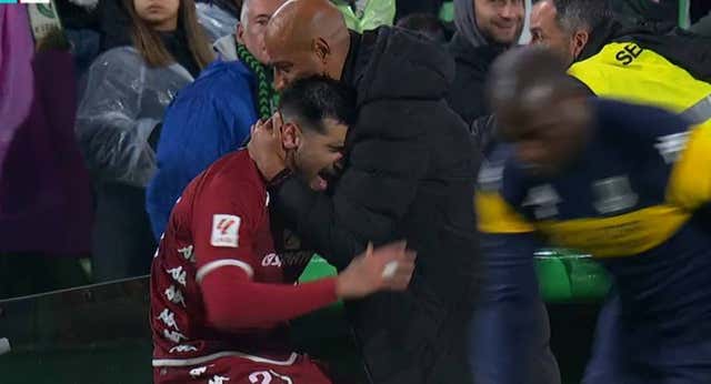 Nafti monta el show con el abrazo viral de la jornada por tres rojas al Alcorcón: «Tengo miedo a tuitear»